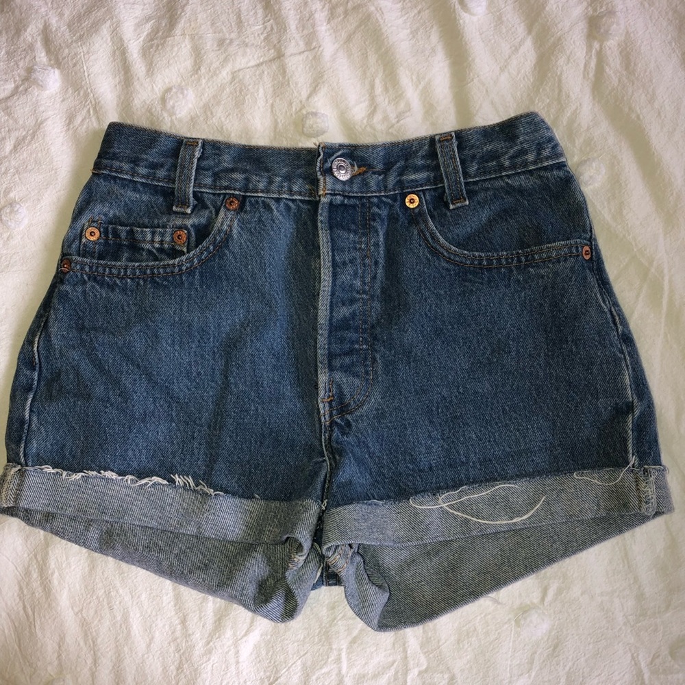 Levi highwaisted button up shorts